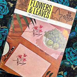 Flores e folhas bordadas, livreto vintage dos anos 60 da Coats 882 com transferências de bordado e gráficos para passar a ferro, estilo arte popular cottagecore