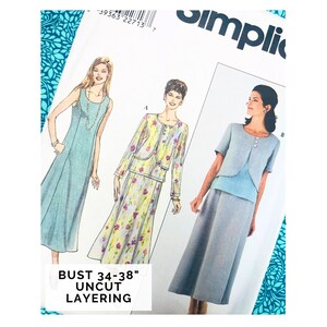 Puede incluir: Un patrón de costura Simplicity con ilustraciones de vestidos de mujer y opciones de capas. El patrón incluye tallas de busto de 86-97 cm. La imagen está sobre un fondo floral turquesa.