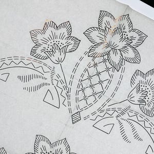 Vintage-Stickvorlage von Deightons S28321, stilisierte große Blumenmotive für Stuhllehnen, 50 cm (20 Zoll) großes Bügelbild