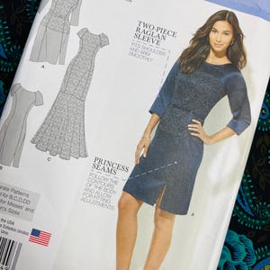 Könnte beinhalten: Eine Simplicity Amazing Fit Schnittmusterhülle mit Illustrationen und einem Foto eines Kleides mit zweiteiligen Raglanärmeln und Wiener Nähten. Der Text enthält "Amazing Fit Collection", "Two-Piece Raglan Sleeve" und "Princess Seams".