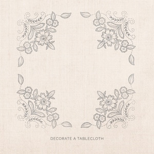K&ouml;nnte beinhalten: Ein quadratisches Design mit floralen Stickereien in jeder Ecke, mit Bl&auml;ttern und wirbelnden Ranken. Der Text "DECORATE A TABLECLOTH" steht unten und deutet auf ein Bastelprojekt oder ein Muster f&uuml;r Tischw&auml;sche hin.