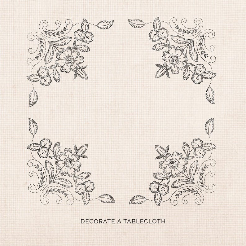 K&ouml;nnte beinhalten: Ein quadratisches Design mit floralen Stickereien in jeder Ecke, mit Bl&auml;ttern und wirbelnden Ranken. Der Text "DECORATE A TABLECLOTH" steht unten und deutet auf ein Bastelprojekt oder ein Muster f&uuml;r Tischw&auml;sche hin.