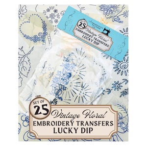 Könnte beinhalten: Ein Set von 25 Vintage-Blumenstickereitransfers. Die Transfers zeigen blaue Blumenmuster auf weißem Hintergrund. Die Verpackung enthält ein hellblaues Etikett mit dem Text "Vintage Floral Embroidery Transfers Lucky Dip."