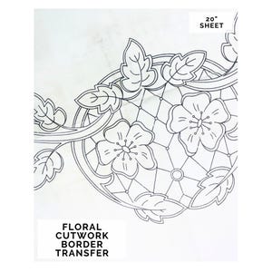 Può includere: Un foglio di trasferimento di bordi floreali in bianco e nero. Il design presenta fiori, foglie e forme geometriche. Il foglio misura 50,8 cm. Il testo "Floral Cutwork Border Transfer" è stampato in basso.