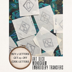 Può includere: Trasferimenti per ricamo con monogramma Art Déco con diverse lettere in una cornice quadrata. L'immagine include un telaio da ricamo in legno con il testo "BUY 3+ LETTERS GET 25% OFF CODE: LETTERS". Lo sfondo ha un motivo floreale.