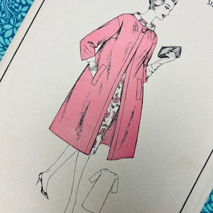 Può includere: Illustrazione di un modello di cucito vintage con una donna in un cappotto rosa sopra un vestito floreale, che tiene una pochette. Il modello include un disegno a tratto del cappotto e del vestito. Lo sfondo ha un motivo floreale blu.