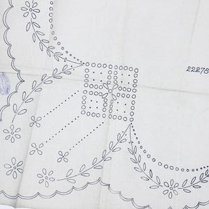 Könnte beinhalten: Ein weißes Stickmuster-Transferpapier mit gewelltem Rand, Blumen- und Blattmotiven, einem zentralen quadratischen Punktgitter und der Nummer 22278 in der oberen rechten Ecke. Das Design enthält feine gepunktete Linien.