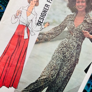 Peut inclure: Patron de couture vintage avec des illustrations de modèles de mode féminine. L'une montre une jupe rouge et un haut cache-cœur blanc. L'autre montre une combinaison à imprimé léopard. Le texte "DESIGNER FASHION" est visible.
