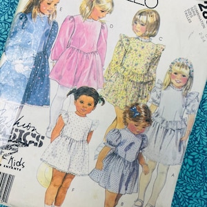 Alter 2-4 Schnittmuster von McCalls, ungeschnittenes ungeschnittenes Kleid aus den 80er Jahren