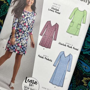 Könnte beinhalten: Simplicity Schnittmuster mit einer Frau in einem Kleid mit Blumenmuster. Das Muster zeigt Illustrationen von Kleidern mit verschiedenen Designelementen, wie aufgesetzten Taschen und Raglanärmeln. Der Text "Learn to: Sew the Trends" ist ebenfalls zu sehen.