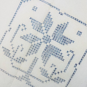 Vintage kruissteek borduurtransfer, gestileerd bloemmotief, strijkbaar handborduurpatroon van Briggs N31007, vel van 25 cm.