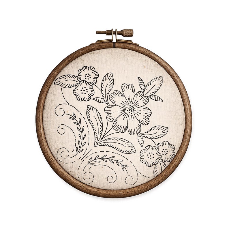 K&ouml;nnte beinhalten: Ein runder h&ouml;lzerner Stickrahmen mit einem cremefarbenen Stoff mit einem schwarzen Blumenmuster. Das Design zeigt Blumen, Bl&auml;tter und Stiele mit detaillierten Umrissen. Der Holzrahmen hat einen messingfarbenen Spannmechanismus.