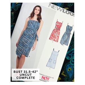 Könnte beinhalten: Ein New Look Schnittmusterumschlag mit einem blau-weiß gestreiften Wickelkleid mit dünnen Trägern und seitlicher Bindung. Der Umschlag zeigt drei Varianten, darunter ein Blumenkleid und eine karierte Schürze, mit dem Text BUST 31.5-42".