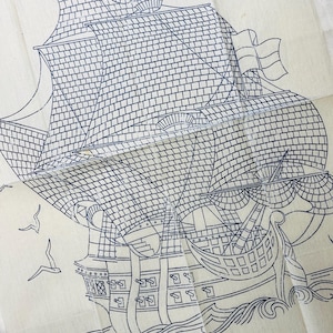 Peut inclure: Un transfert de tissu vintage représentant un navire à voile détaillé, avec des motifs en forme de briques sur les voiles et la coque. Le dessin est à l'encre bleu foncé sur un tissu crème. Le texte "BESTWAY" et "TRANSFER No 1605" est imprimé en bas.