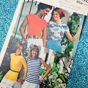 Può includere: Modello di cucito vintage con moda femminile degli anni '70. Il modello include top e gonne. Circonferenza del busto 83 cm. Il modello è su uno sfondo floreale blu.