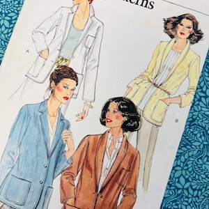 Pode incluir: Envelope de padrões Vogue Easy Patterns vintage com ilustrações de blazers femininos em branco, amarelo, azul e castanho. Os blazers têm bolsos e são combinados com várias roupas. O fundo é um padrão floral azul.