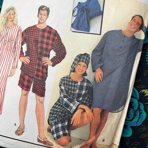 Peut inclure: Une pochette de patron de couture Simplicity illustrant des vêtements de nuit. Les modèles incluent un ensemble pyjama à carreaux rouges et noirs, une chemise de nuit à vichy bleu et blanc, et un pyjama à carreaux bleus et blancs avec bonnet.