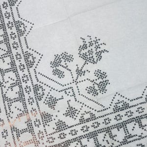 Vintage borduurtransfer, kruissteek hoekontwerp met bloemenmotief in volksstijl, 50 cm strijkpatroon van Deightons