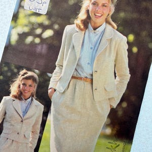 Könnte beinhalten: Ein Vintage-Rockanzug in Beige mit passendem Blazer und hellblauem Hemd. Der Blazer hat ein Revers und einen Gürtel. Das Bild enthält auch ein kleineres Bild des Anzugs. Das Preisschild lautet "55p".