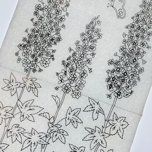 Modello di ricamo a mano vintage da applicare con ferro da stiro di Deightons PX20588, fiori di campo alti con farfalle, foglio da 10" x 20"