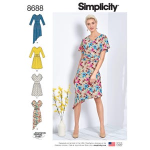Pode incluir: Molde de costura Simplicity 8688 com quatro variantes de vestido. A imagem principal mostra um vestido bege com uma estampa floral azul e rosa vibrante, com mangas curtas esvoaçantes, decote em V, cintura franzida e bainha assimétrica.