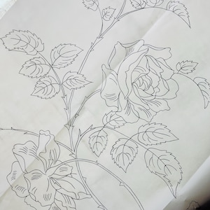 ヴィンテージアイロンプリント手刺繍転写、珍しい大きなバラと鳥のデザイン、葉と棘、20インチシートに描かれたロマンチックな花のモチーフ