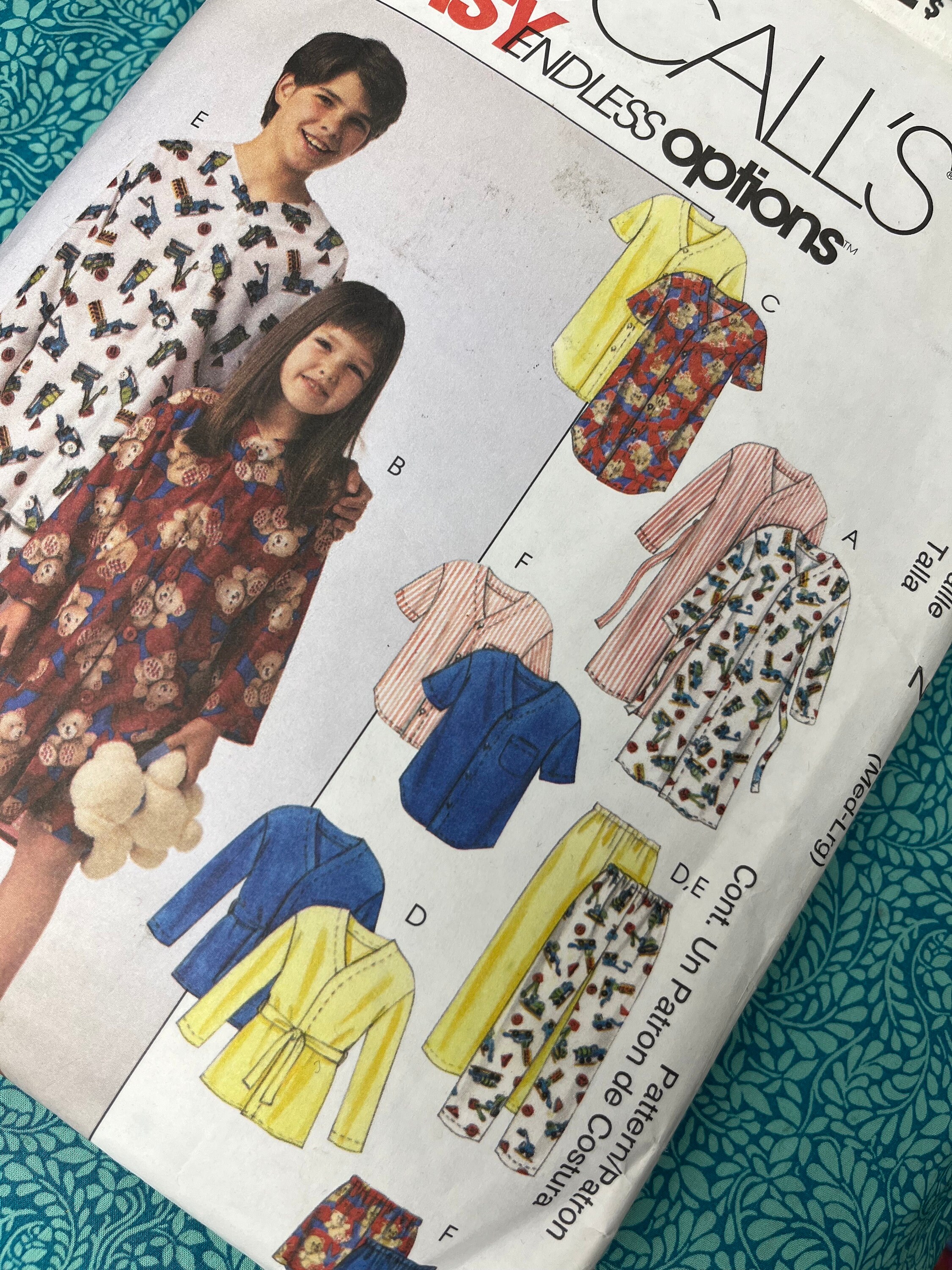 Patron De Couture CHEMISE DE NUIT MODES ET TRAVAUX Pour Enfants 4, 6 Et 8 Ans - Décembre 1997