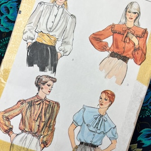 Könnte beinhalten: Vintage Schnittmuster mit Illustrationen von Blusen. Die Blusen sind in verschiedenen Farben, darunter Weiß, Orange und Blau, mit Details wie Rüschen, Schleifen und Puffärmeln. Das Muster befindet sich auf einem cremefarbenen Hintergrund.