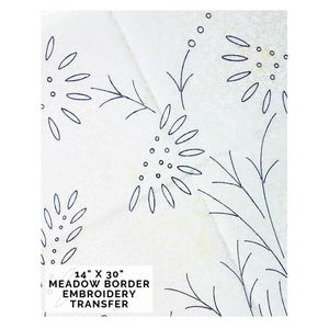 Könnte beinhalten: Ein weißer Sticktransfer mit einem floralen Wiesenbordürendesign. Das Design zeigt stilisierte Blumen und Blätter in schwarzer Tinte. Der Text "14" X 30" MEADOW BORDER EMBROIDERY TRANSFER" ist in einem weißen Rechteck gedruckt.