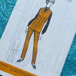 Peut inclure: Patron de couture vintage avec une femme en gilet et pantalon jaune moutarde, avec un col roulé noir. Le patron indique la taille 38 et le texte "THE PEOPLE" PATTERN SERVICE, 85 Long Acre, London, W.C.99.