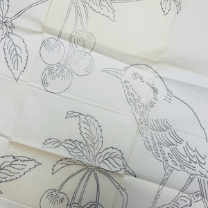 Puede incluir: Ilustraci&oacute;n en blanco y negro de un p&aacute;jaro posado en una rama con cerezas. El dibujo muestra un p&aacute;jaro con plumas detalladas y un racimo de cerezas. El fondo es de color crema.