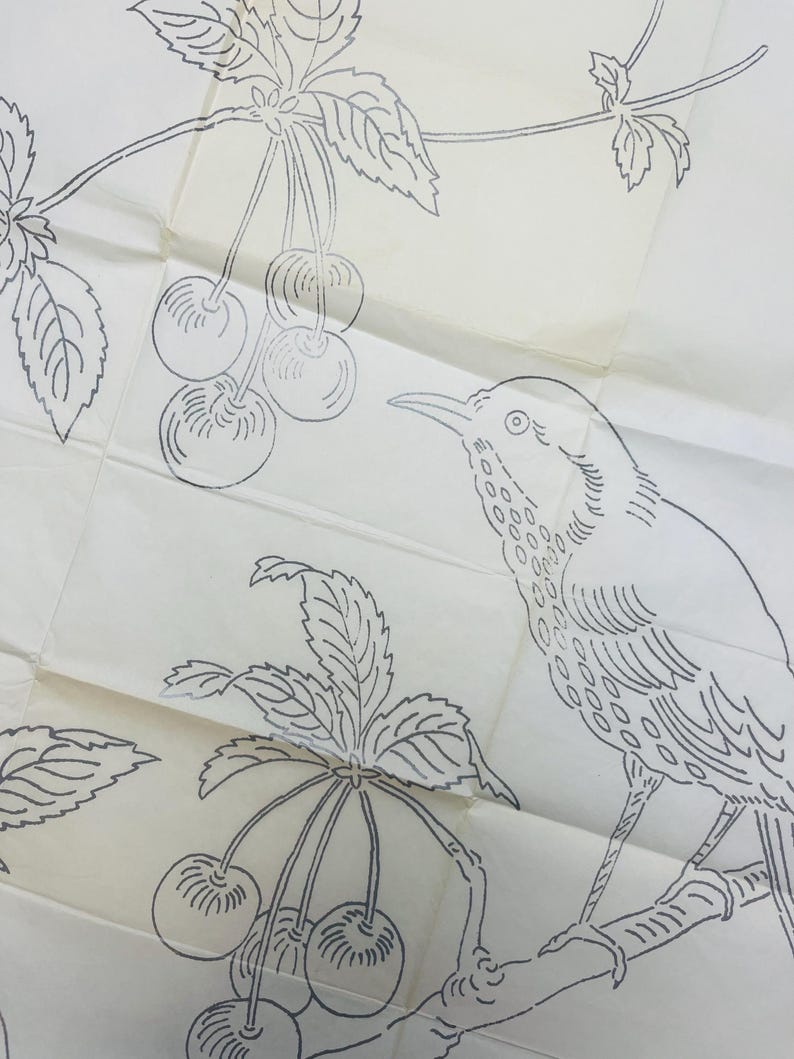 Puede incluir: Ilustraci&oacute;n en blanco y negro de un p&aacute;jaro posado en una rama con cerezas. El dibujo muestra un p&aacute;jaro con plumas detalladas y un racimo de cerezas. El fondo es de color crema.