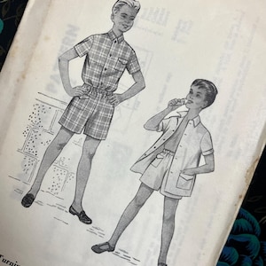 Op de afbeelding: Een vintage naaipatroonillustratie met twee figuren. De een draagt een geruit overhemd met korte mouwen en een bijpassende korte broek. De ander draagt een overhemd met korte mouwen over een topje met een korte broek. Tekst bevat "more" en "Turnings are allowed on this pattern."
