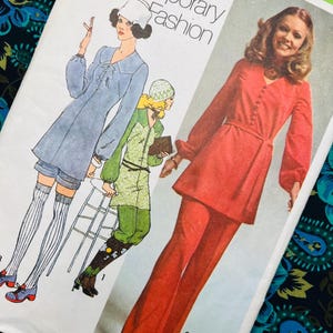 Könnte beinhalten: Eine Simplicity-Schnittmusterhülle mit dem Titel Young Contemporary Fashion, die Illustrationen von zwei Outfits zeigt. Eines zeigt eine blaue Tunika mit Shorts und gestreiften Socken, das andere eine rote langärmelige Tunika mit passender Schlaghose.