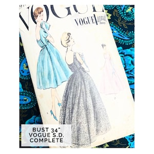 Pode incluir: Padrão de costura Vogue vintage com ilustrações de vestidos femininos. O padrão inclui o texto "BUST 34" VOGUE S.D. COMPLETE". O fundo é um tecido paisley azul e verde.