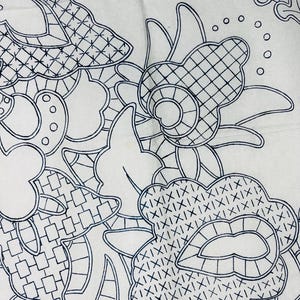 Könnte beinhalten: Ein weißer Stoff mit einem schwarzen Linienmuster aus stilisierten floralen und organischen Formen. Das Design enthält verschiedene geometrische Texturen wie Kreuzschraffuren, Gittermuster und kleine Kreise innerhalb der floralen Umrisse.