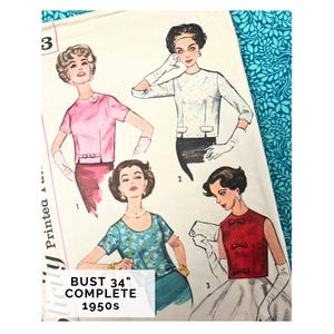 Peut inclure: Patron de couture vintage avec des illustrations de modes féminines des années 1950. Le patron comprend des modèles de hauts et de jupes, avec un tour de poitrine de 86 cm. La palette de couleurs comprend le rose, le blanc, le bleu et le rouge.