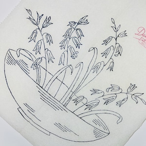 Transferencia de bordado vintage, jarrón de flores, diseño floral sencillo, patrón termoadhesivo de 25 cm (10") de Deightons K27350