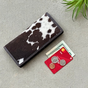 Cartera de piel de vaca estilo rodeo para mujer, delgada, de cuero marrón oscuro. Regalos para vaqueras.