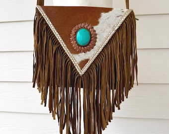 Sac à bandoulière en cuir de vachette à franges : concho turquoise, style rodéo occidental