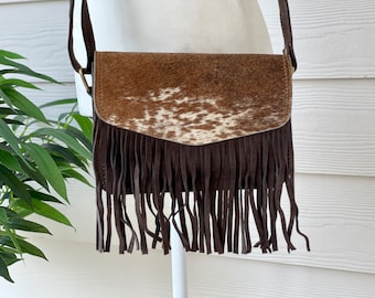 Bolso bandolera con flecos de piel de vaca: Clutch de piel con pelo