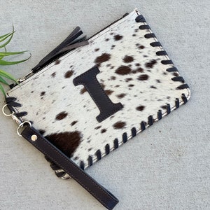 Piel de vaca Muñeca Monograma 'I' Teléfono de embrague personalizado Bolso bolso de cuero marrón Western / Cabello real de doble cara en piel de vaca / Regalos para ella