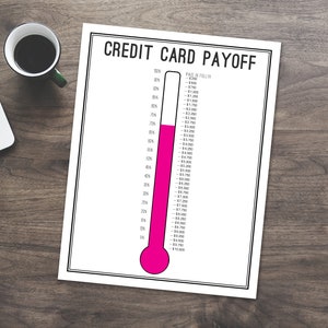 Puede incluir: Un rastreador de pago de tarjeta de cr&eacute;dito imprimible en forma de term&oacute;metro. El term&oacute;metro est&aacute; lleno de un l&iacute;quido rosa para mostrar el progreso hacia el pago de una deuda. El rastreador incluye una escala del 0% al 100% y cantidades correspondientes de 10 000 &euro; a 0 &euro;.