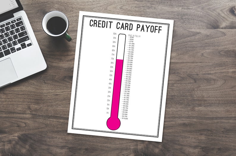 Puede incluir: Un rastreador de pago de tarjeta de cr&eacute;dito imprimible en forma de term&oacute;metro. El term&oacute;metro est&aacute; lleno de un l&iacute;quido rosa para mostrar el progreso hacia el pago de una deuda. El rastreador incluye una escala del 0% al 100% y cantidades correspondientes de 10 000 &euro; a 0 &euro;.