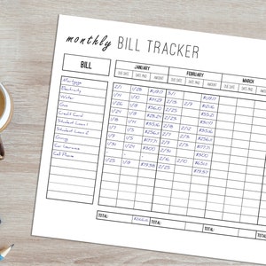 Może przedstawiać: Czarno-biały, drukowalny miesięczny tracker rachunk&oacute;w z kolumnami dla nazwy rachunku, daty płatności, daty zapłaty, kwoty i sum. Tracker obejmuje miesiące od stycznia do kwietnia.