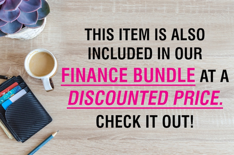Może przedstawiać: Drewniany st&oacute;ł z filiżanką kawy, portfelem z kartami kredytowymi, oł&oacute;wkiem i sukulentem w białej doniczce. Tekst "THIS ITEM IS ALSO INCLUDED IN OUR FINANCE BUNDLE AT A DISCOUNTED PRICE. CHECK IT OUT!" jest napisany czarnymi i r&oacute;żowymi literami na stole.