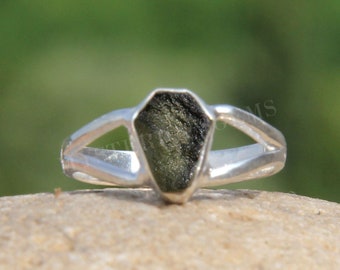 Anneau de moldavite, anneau d'argent sterling, anneau de cercueil, anneau de pierre gemme, moldavite naturelle, anneau d'argent de cercueil, bijoux bruts de moldavite