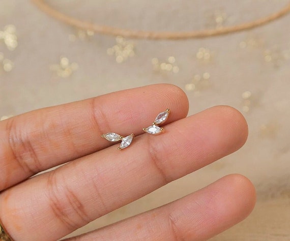 White clearance stone studs