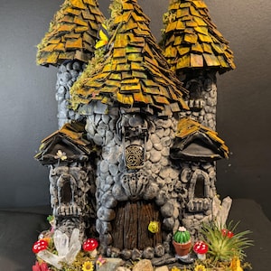 Handgefertigtes Feenschloss – Miniatur Fantasy Turm aus Stein mit Moosdach, Kristallen, Pilzen & Blumen – Feenhaftes Dekor