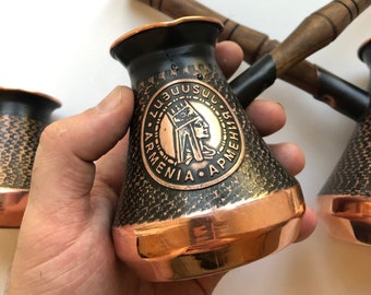 Handgefertigte armenische Kaffeekanne aus Kupfer, Ibrik Cezve Turka Jazzve mit Holzgriff. Logo Tigran Mets, der große König von Armenien